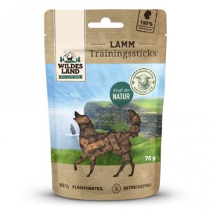 **Wildes Land - Hundesnack - Trainingssticks Lamm 70g** Die hochwertigen Trainingssticks Lamm von Wildes Land sind die perfekte Belohnung für Ihren Hund und basieren auf den natürlichen Bedürfnissen Ihres Vierbeiners. Diese getreidefreien und glutenfreien Snacks sind ideal für ernährungssensible Hunde und bieten eine hohe Akzeptanz dank des reinen Lammfleisches. Qualität steht bei Wildes Land an erster Stelle: Alle Produkte sind frei von Zucker, Farb-, Aroma- und Konservierungsstoffen und werden ohne Tierversuche hergestellt. Die positiven Verstärkungen durch diese schmackhaften Trainingssticks sind entscheidend für ein erfolgreiches Hundetraining und stärken die Bindung zwischen Mensch und Tier. Der praktische Beutel mit Klettverschluss macht die Snacks ideal für unterwegs und sorgt dafür, dass Sie jederzeit eine gesunde Belohnung für Ihren Hund parat haben. **Die wichtigsten Vorteile der Wildes Land Trainingssnacks Lamm 70g:** - 95 % Fleischanteil für beste Qualität - Getreidefreie Rezeptur, perfekt für sensible Hunde - Hohe Akzeptanz und schmackhaftes Monoprotein - Frei von schädlichen Zusatzstoffen - Praktisch für das Training unterwegs Gönnen Sie Ihrem Hund die artgerechte Belohnung, die er verdient!