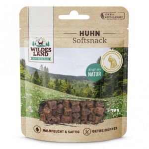 Der **Wildes Land Softsnack Huhn** ist der perfekte, halbfeuchte und getreidefreie Belohnungssnack für Ihren Hund, ideal für Trainingseinheiten oder als kleine Zwischenmahlzeit. Die positive Bestärkung in der Hundeerziehung ist entscheidend, und unsere Softsnacks bieten die optimale Unterstützung dabei. Mit einem hohen Fleischanteil von 49,5 % frischem Hühnerfleisch und einer Restfeuchte von 18 % garantieren wir besonders saftige und schmackhafte Häppchen, die Hunde lieben. Unsere Rezeptur enthält zudem gut bekömmliche Kartoffeln, wertvolle Wildkräuter wie Rosmarin und Thymian sowie gesunde Cranberries, was die Qualität und den Geschmack unserer Snacks unterstreicht. Die getreidefreie und glutenfreie Zusammensetzung macht den Snack auch für ernährungssensible Hunde geeignet. Frei von Zucker, Farb- und Aromastoffen, wird der Wildes Land Softsnack Huhn mit viel Liebe in der Schweiz hergestellt und ist in einer umweltfreundlichen, recyclebaren Verpackung erhältlich. Stärken Sie die Bindung zu Ihrem Vierbeiner mit diesem natürlichen und artgerechten Snack – die ideale Wahl für eine gesunde Belohnung!