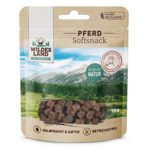 **Wildes Land Softsnack Pferd – Der ideale Belohnungssnack für Hunde** Entdecken Sie den halbfeuchten und getreidefreien Wildes Land Softsnack Pferd, der perfekt als Belohnung für zwischendurch oder während des Trainings geeignet ist. In der Hundeerziehung spielt die positive Verstärkung eine entscheidende Rolle, und unsere Softsnacks sind dafür optimal. Mit einem hohen Restfeuchtigkeitsgehalt von 18 % und einem Fleischanteil von 71 % aus frischem Pferdefleisch bieten diese Snacks eine hohe Akzeptanz und saftige Häppchen, die Ihr Hund lieben wird. Unsere Rezeptur enthält zudem leicht verdauliche Kartoffeln, wertvolle Wildkräuter wie Rosmarin und Thymian sowie gesunde Cranberries. Qualität und natürliche Inhaltsstoffe stehen bei Wildes Land an erster Stelle, sodass Sie sicher sein können, dass Ihr Hund nur das Beste erhält. Diese getreidefreien und glutenfreien Snacks sind ideal für ernährungssensible Hunde und fördern die innige Beziehung zwischen Ihnen und Ihrem vierbeinigen Freund. Der Wildes Land Softsnack Pferd ist hypoallergen und enthält keine Zucker-, Farb- oder Aromastoffe. Zudem wird er mit viel Liebe in der Schweiz hergestellt und kommt in einer vollständig recyclebaren Verpackung. Stärken Sie die Bindung zu Ihrem Hund mit einem natürlichen und artgerechten Belohnungssnack, der nicht nur lecker, sondern auch gesund ist! **Zusammenfassung der Vorteile:** - Halbfeucht und saftig - Hoher Fleischanteil (71 % frisches Pferdefleisch) - Getreidefreie und glutenfreie Rezeptur - Hypoallergen, ideal für empfindliche Hunde - Frei von Zucker, Farb- und Aromastoffen Geben Sie Ihrem Hund das Beste mit dem Wildes Land Softsnack Pferd – ein gesunder Genuss für glückliche Hunde!