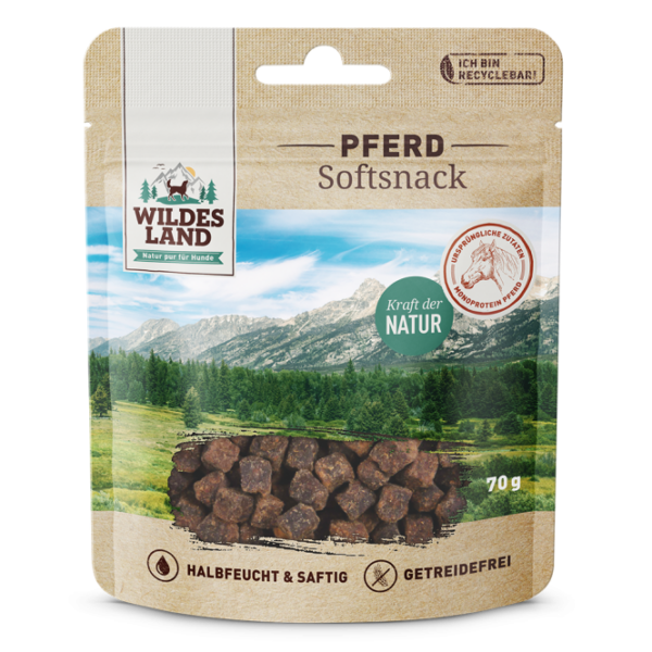 **Wildes Land Softsnack Pferd – Der ideale Belohnungssnack für Hunde** Entdecken Sie den halbfeuchten und getreidefreien Wildes Land Softsnack Pferd, der perfekt als Belohnung für zwischendurch oder während des Trainings geeignet ist. In der Hundeerziehung spielt die positive Verstärkung eine entscheidende Rolle, und unsere Softsnacks sind dafür optimal. Mit einem hohen Restfeuchtigkeitsgehalt von 18 % und einem Fleischanteil von 71 % aus frischem Pferdefleisch bieten diese Snacks eine hohe Akzeptanz und saftige Häppchen, die Ihr Hund lieben wird. Unsere Rezeptur enthält zudem leicht verdauliche Kartoffeln, wertvolle Wildkräuter wie Rosmarin und Thymian sowie gesunde Cranberries. Qualität und natürliche Inhaltsstoffe stehen bei Wildes Land an erster Stelle, sodass Sie sicher sein können, dass Ihr Hund nur das Beste erhält. Diese getreidefreien und glutenfreien Snacks sind ideal für ernährungssensible Hunde und fördern die innige Beziehung zwischen Ihnen und Ihrem vierbeinigen Freund. Der Wildes Land Softsnack Pferd ist hypoallergen und enthält keine Zucker-, Farb- oder Aromastoffe. Zudem wird er mit viel Liebe in der Schweiz hergestellt und kommt in einer vollständig recyclebaren Verpackung. Stärken Sie die Bindung zu Ihrem Hund mit einem natürlichen und artgerechten Belohnungssnack, der nicht nur lecker, sondern auch gesund ist! **Zusammenfassung der Vorteile:** - Halbfeucht und saftig - Hoher Fleischanteil (71 % frisches Pferdefleisch) - Getreidefreie und glutenfreie Rezeptur - Hypoallergen, ideal für empfindliche Hunde - Frei von Zucker, Farb- und Aromastoffen Geben Sie Ihrem Hund das Beste mit dem Wildes Land Softsnack Pferd – ein gesunder Genuss für glückliche Hunde!