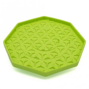 Die Ladi Mat Schleckplatte ist das perfekte Spielzeug zur Beschäftigung Ihres Hundes und sorgt für stundenlangen Spaß. Bestreichen Sie die hochwertige Schleckplatte einfach mit einer leckeren Paste oder Ihrem Hundes Lieblingssnack, und schon hat Ihr Vierbeiner ein köstliches und langanhaltendes Vergnügen. Für zusätzliche Abkühlung können Sie die Schleckplatte sogar mit Leckereien einfrieren – ideal für heiße Tage! Die Ladi Mat Wobbler ist mit einem praktischen Saugnapf ausgestattet, der die Matte anhebt und beim Schlecken wackeln lässt, was das Erlebnis noch spannender macht. Hergestellt aus ungiftigem Silikon in Lebensmittelqualität, verfügt sie über einen speziellen Anti-Rutsch-Belag, der für sicheren Halt sorgt. Zudem ist die Schleckplatte spülmaschinengeeignet und frostfest, was die Reinigung und Pflege zum Kinderspiel macht. Mit einem Durchmesser von ca. 25 cm und in einem ansprechenden Grün ist die Ladi Mat nicht nur funktional, sondern auch optisch ein Highlight in jedem Haushalt. Gönnen Sie Ihrem Hund das beste Vergnügen mit dieser langlebigen und praktischen Schleckplatte!