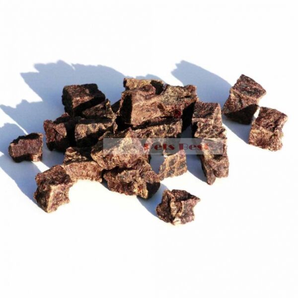 Unser hochwertiges Würfelfleisch aus 100% Pferd ist die ideale Wahl für gesundheitsbewusste Tierhalter. Dieses Monoprotein-Produkt enthält keinerlei Getreide oder Streckmittel und ist somit glutenfrei sowie frei von chemischen Zusätzen und Konservierungsstoffen. Mit einem hohen Proteingehalt von 64,0% und einem Fettgehalt von 25,6% bietet es eine nährstoffreiche Ernährung für Ihr Haustier. Die praktischen Würfel haben eine Größe von ca. 2,5 x 2,5 cm, perfekt für eine einfache Fütterung. Wählen Sie unser Würfelfleisch für eine natürliche und gesunde Ernährung Ihres Tieres!