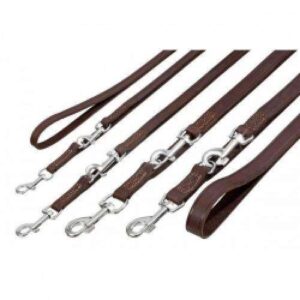 **Optimierte Produktbeschreibung:** Entdecken Sie die hochwertige **Lederleine Rondo geriegelt** in elegantem **Braun**! Mit einer Länge von **130 cm** und einer Breite von ca. **10 mm** ist diese Leine der ideale Begleiter für jeden Hundebesitzer. Gefertigt aus **robustem Vollleder**, bietet sie nicht nur eine griffige Oberfläche, sondern auch eine hohe Widerstandsfähigkeit und Langlebigkeit. Die Leine ist mit einer stilvollen **Zierrille** versehen und verfügt über **verchromte Beschläge**, die für zusätzliche Stabilität sorgen. Die Rondo-Serie von Karlie besticht durch ihre **Alltagstauglichkeit** und den hohen **Tragekomfort** für Ihren Hund. Jedes Produkt wird in Deutschland mit großer Sorgfalt hergestellt und überzeugt durch die Verwendung von hochwertigem **Vollrindleder**, das leicht zu reinigen und zu pflegen ist. Einige Modelle sind zusätzlich mit **weichem Nappaleder** unterlegt, was für eine angenehme Geschmeidigkeit sorgt. Wählen Sie die **Lederleine Rondo** für eine stilvolle und praktische Lösung im täglichen Umgang mit Ihrem Hund!