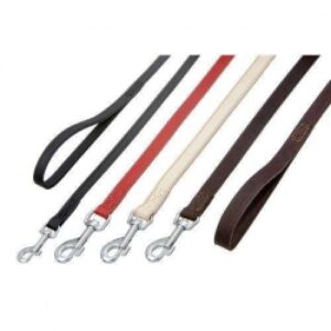 **Verbesserte Produktbeschreibung:** Entdecken Sie die hochwertige **Lederleine Rondo geriegelt** in auffälligem **Rot**! Mit einer Länge von **130 cm** und einer Breite von **16 mm** ist diese Leine perfekt für alle Hunderassen. Hergestellt aus **robustem Vollleder**, bietet sie nicht nur eine griffige Oberfläche, sondern auch eine hervorragende **Alltagstauglichkeit**. Die Leine ist mit einer eleganten **Zierrille** versehen und verfügt über **verchromte Beschläge**, die für zusätzliche Langlebigkeit sorgen. Die **Rondo Serie von Karlie** umfasst eine Vielzahl von Halsbändern, Leinen und Geschirren, die sowohl mit als auch ohne Ziernieten erhältlich sind. Dank der sorgfältigen Verarbeitung in Deutschland und der Verwendung von **hochwertigen Materialien** ist diese Leine besonders pflegeleicht und langlebig. Gönnen Sie Ihrem Hund den Komfort und die Qualität, die er verdient – mit der Lederleine Rondo, die sich ideal für den täglichen Gebrauch eignet!
