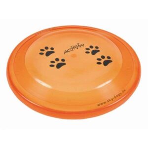 Diese hochwertige Dog Activity Disc ist der perfekte Begleiter für aktive Hunde und hat einen Durchmesser von 23 cm. Hergestellt aus flexiblem, weichem und widerstandsfähigem Kunststoff, ist sie bissfest und splitterfrei, was sie ideal für Junghunde macht. Dank ihrer optimalen Flugeigenschaften sorgt die Disc für hohen Spaß beim Spielen und Training. Entwickelt in Zusammenarbeit mit der Weltmeisterin Karin Actun, eignet sich diese Disc hervorragend für den beliebten Hundesport Disc Jogging, der die Ausdauer, Reaktion und Schnelligkeit Ihres Hundes fördert. Zudem stärkt er die Bindung zwischen Hund und Halter. Im Lieferumfang enthalten ist ein Übungsheft mit wertvollen Tipps und Tricks von Karin Actun für ein effektives Training. Bitte beachten Sie, dass die Farben Orange oder Blau je nach Verfügbarkeit ausgewählt werden. Achten Sie darauf, dass nicht direkt auf Hund oder Mensch geworfen wird und dass Ihr Tier nicht unbeaufsichtigt spielt. Holen Sie sich die Dog Activity Disc und erleben Sie gemeinsam mit Ihrem Hund unvergessliche Momente!