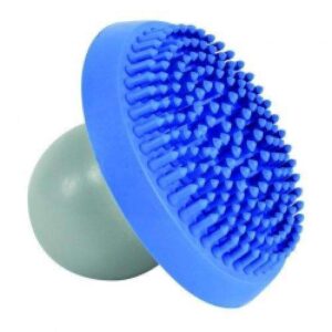 Die Shampoonier-Bürste aus hochwertigem Naturgummi ist der ideale Begleiter für die Fellpflege Ihres Hundes. Mit ihrem praktischen, hohlen Knauf, der einfach mit Shampoo befüllt werden kann, reinigt sie das Fell sanft und effektiv – perfekt für alle Hunderassen. Diese innovative Bürste massiert nicht nur die Haut Ihres Hundes, sondern regt auch die Durchblutung an, was das Wohlbefinden Ihres Haustiers fördert. Dank ihrer einzigartigen Konstruktion ermöglicht die Bürste ein sparsames und gleichmäßiges Auftragen des Shampoos, was sie besonders für sensible Tiere geeignet macht. Mit einem Durchmesser von ca. 9 cm ist sie handlich und leicht zu bedienen. Investieren Sie in die beste Fellpflege für Ihren Hund mit dieser praktischen und hochwertigen Shampoonier-Bürste!