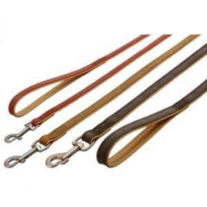Diese hochwertige Leine aus besonders weichem Büffelleder ist ein Must-Have für jeden Hundebesitzer. Sie ist unterfüttert mit gebuggtem Softleder und besticht durch die außergewöhnliche Scratch-Optik, die jedem Spaziergang einen Hauch von Eleganz verleiht. Jede Leine wird in sorgfältiger Handarbeit hergestellt, wobei eine zusätzliche Nyloneinlage für hohe Stabilität und Reißfestigkeit sorgt. Erhältlich in den attraktiven Farben Braun, Dunkelbraun und Dunkelrot, passt sie perfekt zu jedem Stil. Die Beschläge der dunkelbraunen Leine sind in edlem Altkupfer gehalten, während die braune und dunkelrote Variante mit altnickelfarbenen Beschlägen ausgestattet ist. Made in Germany, garantiert diese Leine Qualität und Langlebigkeit. Mit einer Länge von ca. 100 cm ist sie ideal für entspannte Spaziergänge. Holen Sie sich diese stilvolle und robuste Leine für Ihren vierbeinigen Freund!