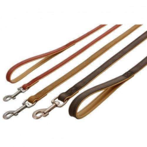 Diese besonders weiche Leine aus hochwertigem Büffelleder ist der ideale Begleiter für anspruchsvolle Hundebesitzer. Unterfüttert mit gebuggtem Softleder bietet sie nicht nur eine außergewöhnliche Scratch-Optik, sondern auch maximalen Komfort und Langlebigkeit. Jede Leine wird in sorgfältiger Handarbeit hergestellt und verfügt über eine zusätzliche Nyloneinlage, die für Stabilität und Reißfestigkeit sorgt. Erhältlich in den eleganten Farben Braun, Dunkelbraun und Dunkelrot, passt diese Leine perfekt zu jedem Hund. Die Beschläge sind in altkupferfarben für die dunkelbraune Variante und altnickelfarben für die braunen und dunkelroten Ausführungen erhältlich. Made in Germany – für höchste Qualität und Stil. Länge: ca. 100 cm, Farbe: Dunkelbraun/Natur. Entscheiden Sie sich für diese Leine und genießen Sie die Kombination aus Funktionalität und Design!