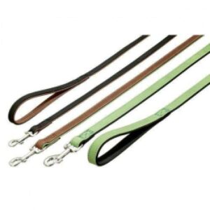 Diese hochwertige Führleine aus dem Programm Waidmanns Heil ist die perfekte Wahl für anspruchsvolle Hundebesitzer. Hergestellt aus robustem, doppelt gebugtem Büffelleder in der eleganten Farbkombination grün/braun, garantiert sie sowohl Stil als auch Funktionalität. Die handgenähte Verarbeitung und die Nyloneinlage sorgen für außergewöhnliche Stabilität und Reißfestigkeit, während das super weiche Büffelleder ein angenehmes Haltegefühl bietet. Ausgestattet mit stabilen, verchromten Beschlägen, ist diese Leine nicht nur langlebig, sondern auch ein echter Blickfang. Mit einer Länge von ca. 110 cm und einer Breite von ca. 14 mm ist sie ideal für Spaziergänge und Abenteuer im Freien. Made in Germany – für höchste Qualität und Zuverlässigkeit!