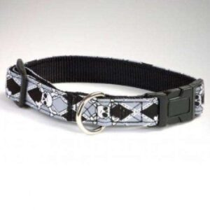 Entdecken Sie das stilvolle und trendige Hundehalsband mit Totenkopfmotiv von Hunter – der perfekte Begleiter für modebewusste Hunde. Hergestellt aus hochwertigem, reißfestem Nylon, bietet dieses Halsband eine robuste Schweißnaht und zusätzliche Nähte für maximale Haltbarkeit. Die vernickelten Metallteile sorgen für einen eleganten Look und Langlebigkeit. Dank des praktischen Steckverschlusses und des stufenlos verstellbaren Schiebers lässt sich das Halsband ganz einfach anpassen. Ob im Alltag oder bei besonderen Anlässen, dieses schwarze Nylon-Hundehalsband vereint Funktionalität und Stil – ideal für jeden Hundebesitzer, der Wert auf Qualität legt.
