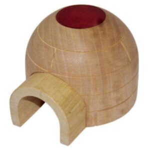 Die **Tiny Treasures** von Hagen sind hochwertige Nagespielzeuge aus 100% natürlichem Mangoholz, die speziell für Hamster, Gerbils und Mäuse entwickelt wurden. Diese multifunktionalen Spielzeuge sind nicht nur sicher für Kleintiere, sondern bieten auch jede Menge Spaß, Bewegung und Klettermöglichkeiten. Ihre verschiedenen niedlichen Designs machen sie zu einem echten Blickfang in jedem Käfig. Die Tiere können bedenkenlos daran nagen, was zur Zahnpflege beiträgt und ihre Zähne gesund hält. Darüber hinaus dienen die Tiny Treasures als gemütlicher Schlafplatz und wichtige Rückzugsmöglichkeit. Sie können sogar mit Heu gefüllt werden, was die Futtersuche für Ihre kleinen Freunde noch spannender macht. Das Iglu hat die praktischen Gesamtmaße von ca. 11,5 x 9,5 x 8 cm (LxBxH) und ein Eingangsloch mit einem Durchmesser von 4 cm. Besonders clever ist das obere Loch, das mit rotem Plexiglas ausgestattet ist, wodurch Sie Ihr Tier von außen beobachten können, ohne seinen Rückzugsbereich zu stören. Die dezente rote Farbe sorgt dafür, dass es im Inneren nicht zu hell ist, und schafft eine gemütliche Atmosphäre. Entdecken Sie die besten Nagespielzeuge für Ihre Kleintiere und bieten Sie ihnen ein sicheres und unterhaltsames Zuhause!