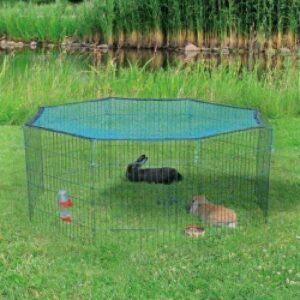 Dieser hochwertige und erweiterbare Freilaufgehege für Kleintiere besteht aus 8 stabilen Elementen, die jeweils 60 x 57 cm messen und in einem ansprechenden Grün pulverbeschichtet sind. Mit einer praktischen Tür ausgestattet, ermöglicht dieses Gehege einen einfachen Zugang für Ihre Tiere. Das integrierte Schutznetz verhindert das Hinausspringen und bietet gleichzeitig effektiven Schutz vor Greifvögeln und Katzen, sodass Ihre Haustiere sicher spielen können. Die Maschenweite von 1 x 1 cm sorgt für zusätzliche Sicherheit. Ideal für alle Tierliebhaber, die nach einem günstigen und qualitativ hochwertigen Gehege suchen, das sich durch zusätzliche Module erweitern lässt.