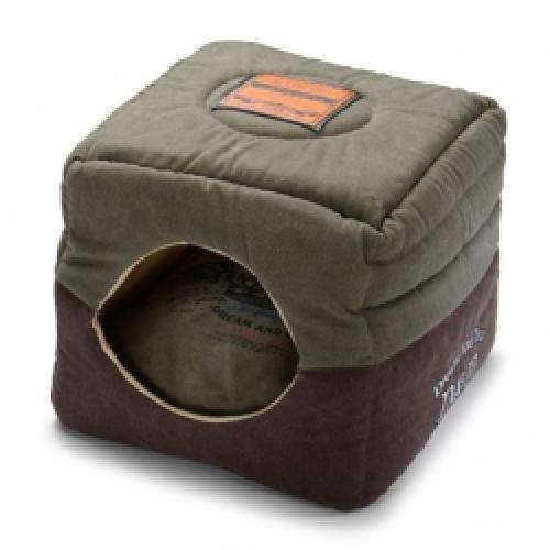 Verwöhnen Sie Ihre Katze mit dem D&D Lifestyle 2.0 Katzenkissen, das durch sein extravagantes und charakterstarkes Design besticht. Hergestellt aus schwerer Canvas-Qualität (100% Baumwolle) und einem Innenmaterial aus hochwertigem Polyester mit Volumeneffekt, bietet dieses Kissen sowohl Komfort als auch Langlebigkeit. Mit den Maßen von 35 x 35 x 18 cm passt es perfekt in jede Ecke Ihres Zuhauses und ist in der stilvollen Farbe Olive-Urban Brown erhältlich. Dieses Katzenkissen ist nicht nur ein echter Blickfang, sondern auch pflegeleicht: Es ist maschinenwaschbar bei maximal 30°C und sollte nicht gebügelt oder chemisch gereinigt werden. Gönnen Sie Ihrer Katze den besten Schlafplatz mit diesem hochwertigen und günstigen Katzenkissen von D&D Lifestyle!