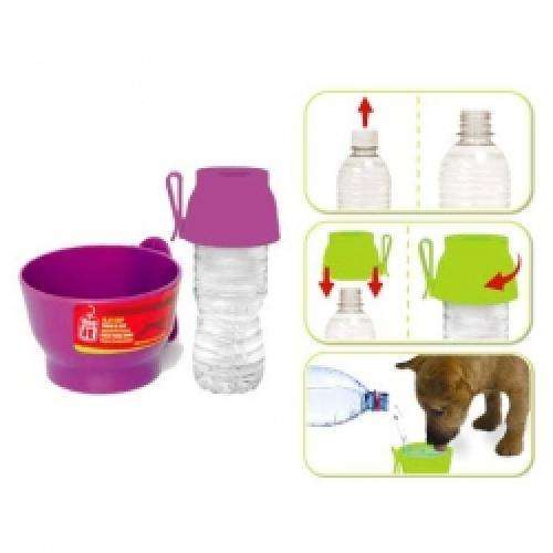 Der praktische Hunde-Trinkbecher für unterwegs ist der ideale Begleiter für alle Hundebesitzer! Die neuen Wassertassen von Dogit sind perfekt für lange Spaziergänge, Reisen und Ausflüge mit Ihrem Vierbeiner. Diese hochwertigen Trinkbecher passen als Verschluss auf die meisten Standardwasserflaschen, sodass Sie immer frisches Wasser für Ihren Hund dabei haben. Mit dem praktischen Clip können Sie die Flasche einfach am Gürtel befestigen, um die Hände frei zu haben. Bei Durst schrauben Sie die Tasse einfach ab und nutzen sie als Trinkbecher. Mit einem Fassungsvermögen von 200 ml und kompakten Maßen von ca. 8,5 x 9,5 x 6,5 cm (LxBxH) ist dieser Trinkbecher nicht nur funktional, sondern auch in einem ansprechenden Lila erhältlich. Holen Sie sich jetzt den perfekten Trinkbecher für Ihren Hund und genießen Sie sorgenfreie Ausflüge!